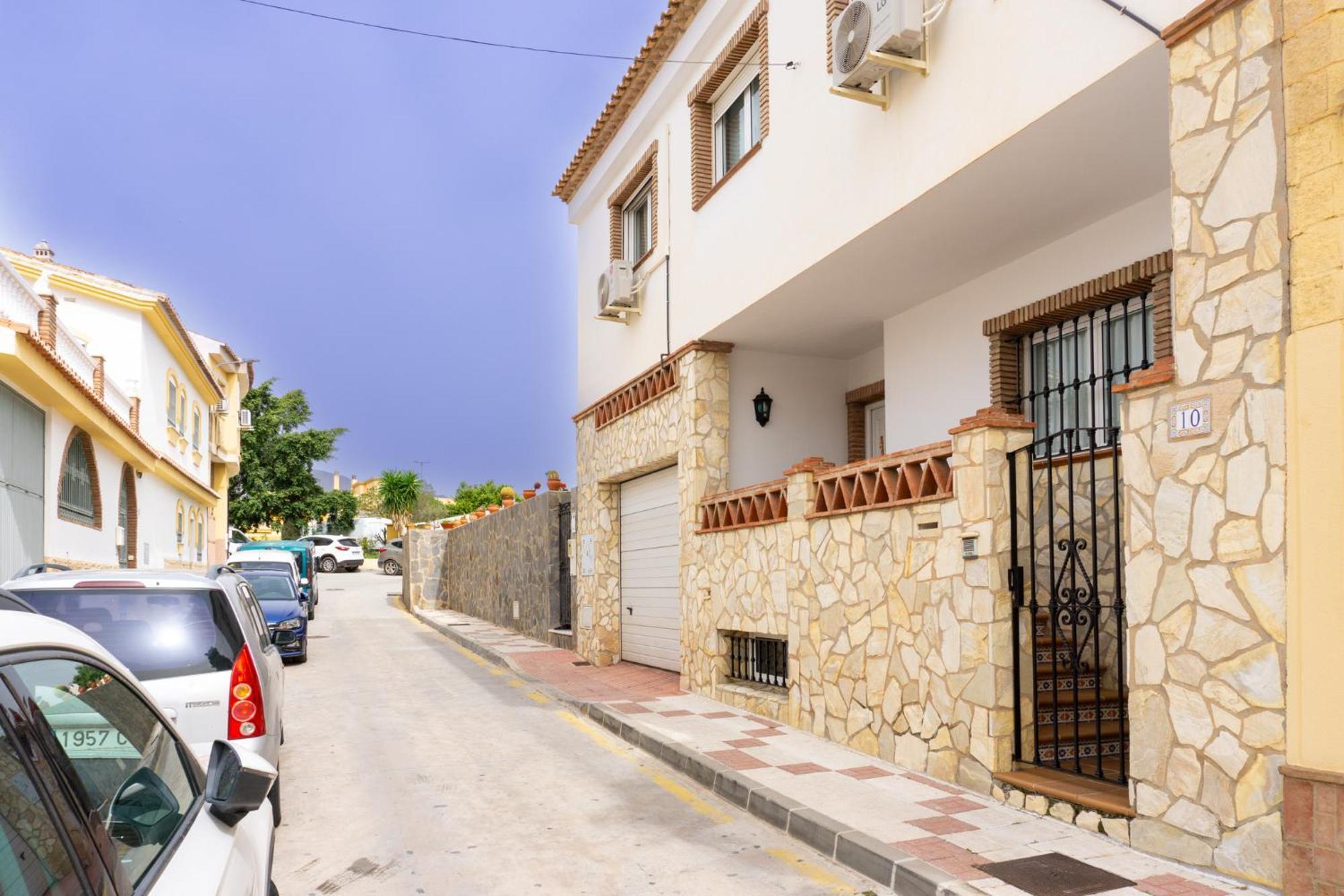 House Pool & Parking Hébergement de vacances